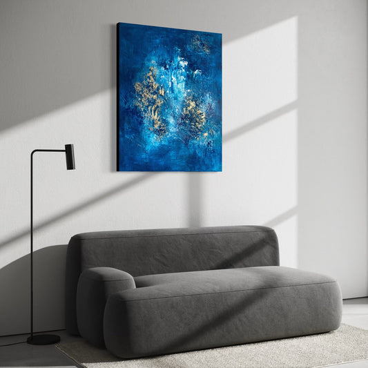 Abstraktes Gemälde "Blue Escape" in Blau und Gold von Sabine Runge, als Wandbild im Wohnzimmer