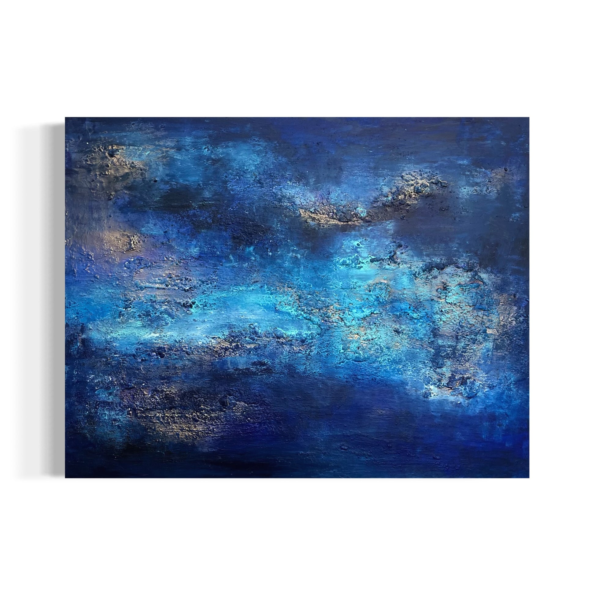 „Blue Hour, exklusives abstraktes Kunstunikat von Sabine Runge in Blau mit goldenen Akzenten und strukturierter Oberfläche, moderne abstrakte Malerei“