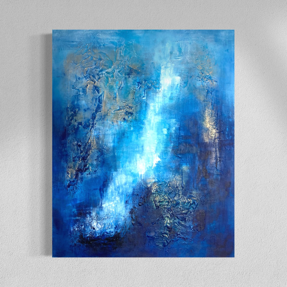 Abstraktes Originalgemälde Del Mar – Acryl, Strukturpaste und Metallic-Gold in Blau und Nachtblau, 100 x 80 cm, Sabine Runge Painting, Echoes Kollektion