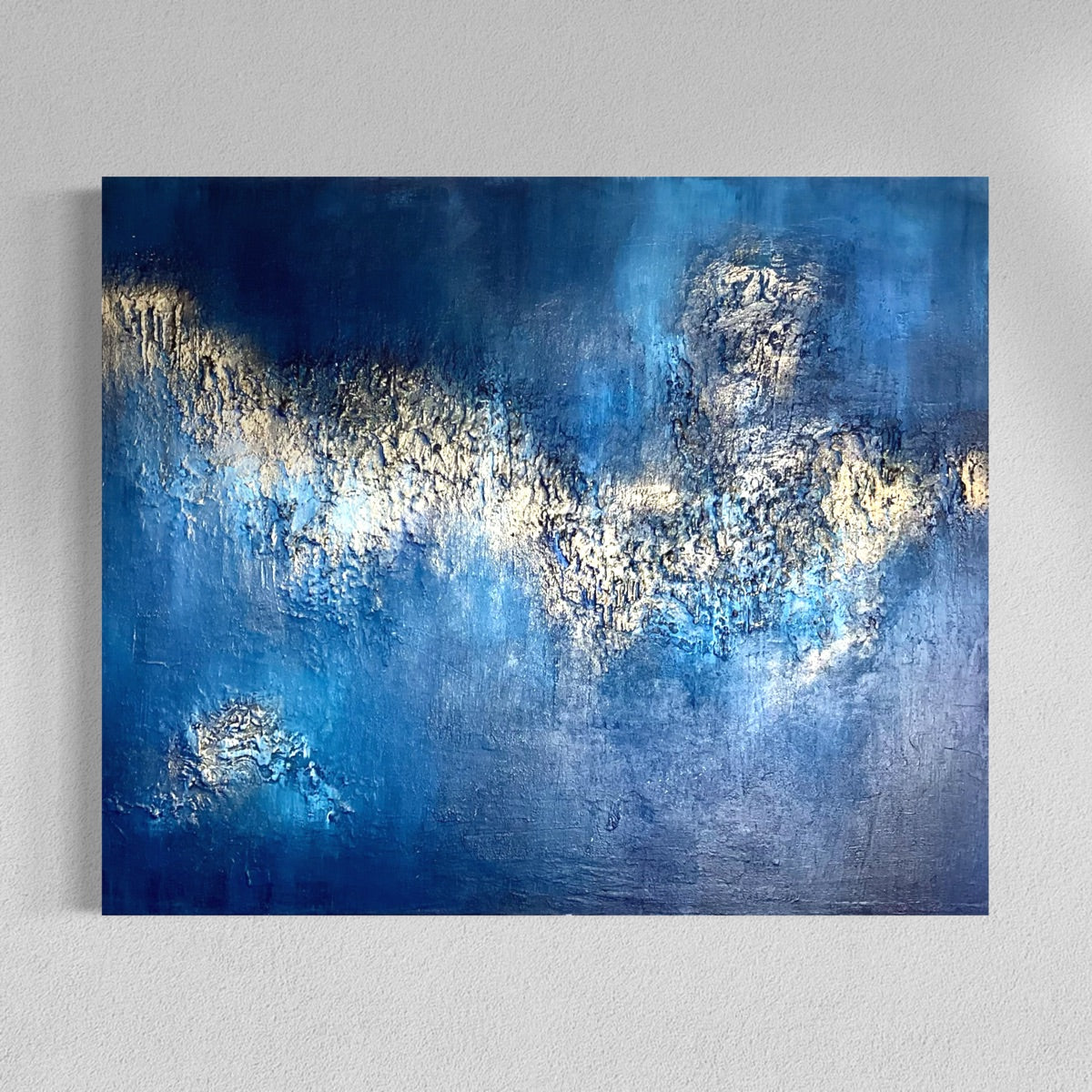 Abstraktes Originalgemälde Diamonds of Heaven – Acryl, Steinmehl und Gold-Metallic in Nachtblau und Tiefblau, 120 x 100 cm, Sabine Runge Painting, Echoes Ursprung Kollektion