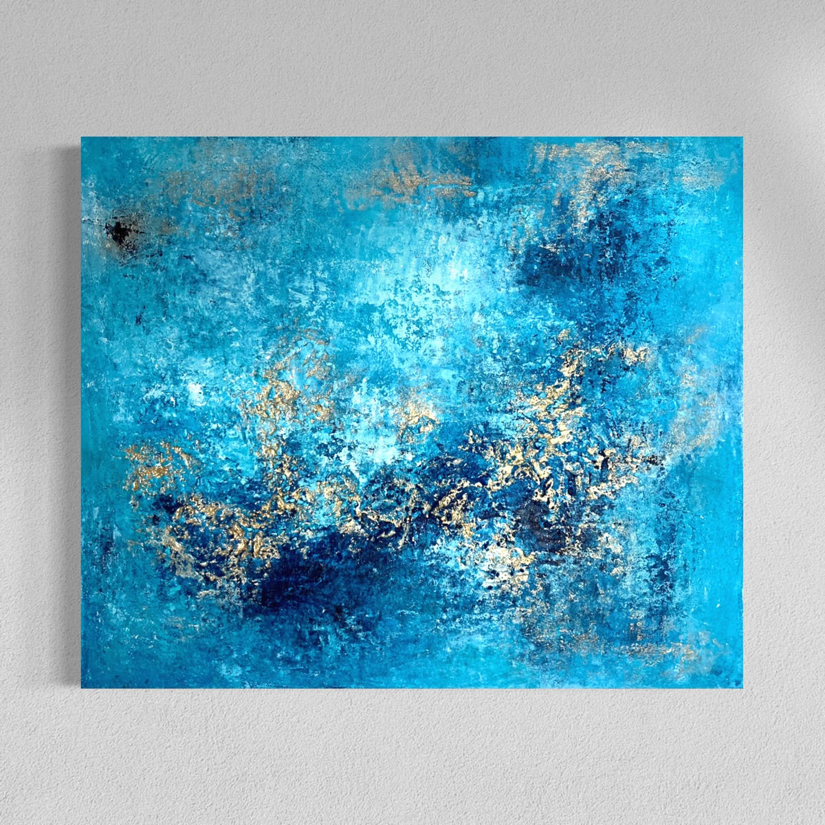 Abstraktes Originalgemälde Blue Secrets – Acryl, Champagnerkreide und Metallic-Gold in Türkis und Tiefblau, 120 x 100 cm, Sabine Runge Painting, Echoes Ursprung Kollektion