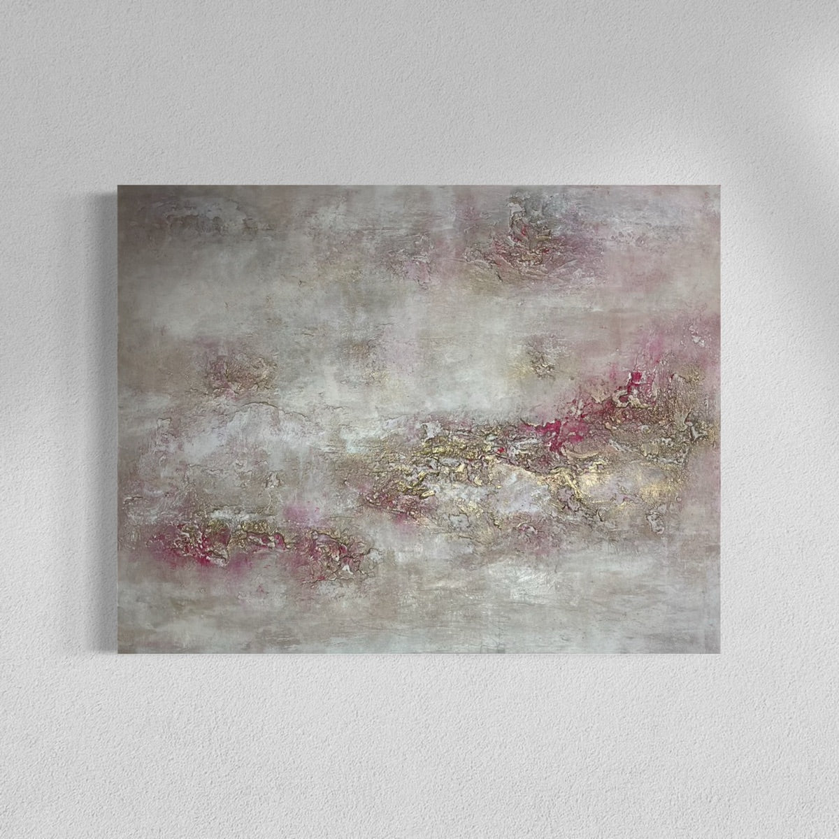 Abstraktes Originalgemälde Elysium – Acryl, Acrylgold und Steinkreide in Grau, Beige und Pink, 70 x 90 cm, Galerieleinwand, Sabine Runge Painting, Echoes Ursprung Kollektion