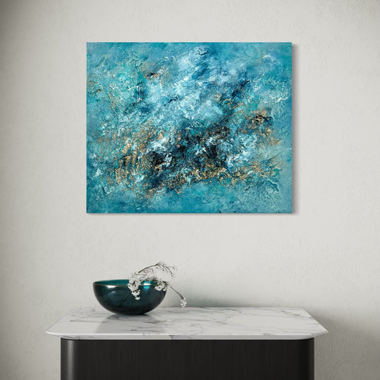 Großes abstraktes Wandbild in Türkis und Gold in einem hellen Wohnzimmer als edler Blickfang für modernes Innendesign.