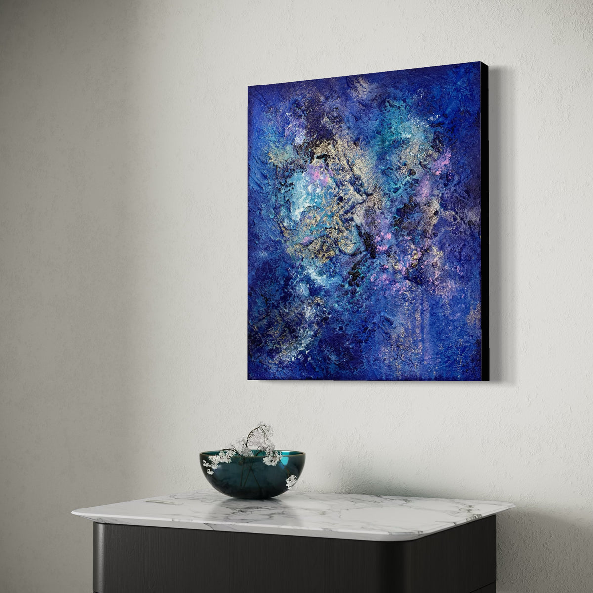 Abstraktes Gemälde in Blau, Türkis, Violett und Gold, Visualisierung im Raum – „Wait for the Stars“ von Sabine Runge, 60 × 50 cm, Ansicht 6