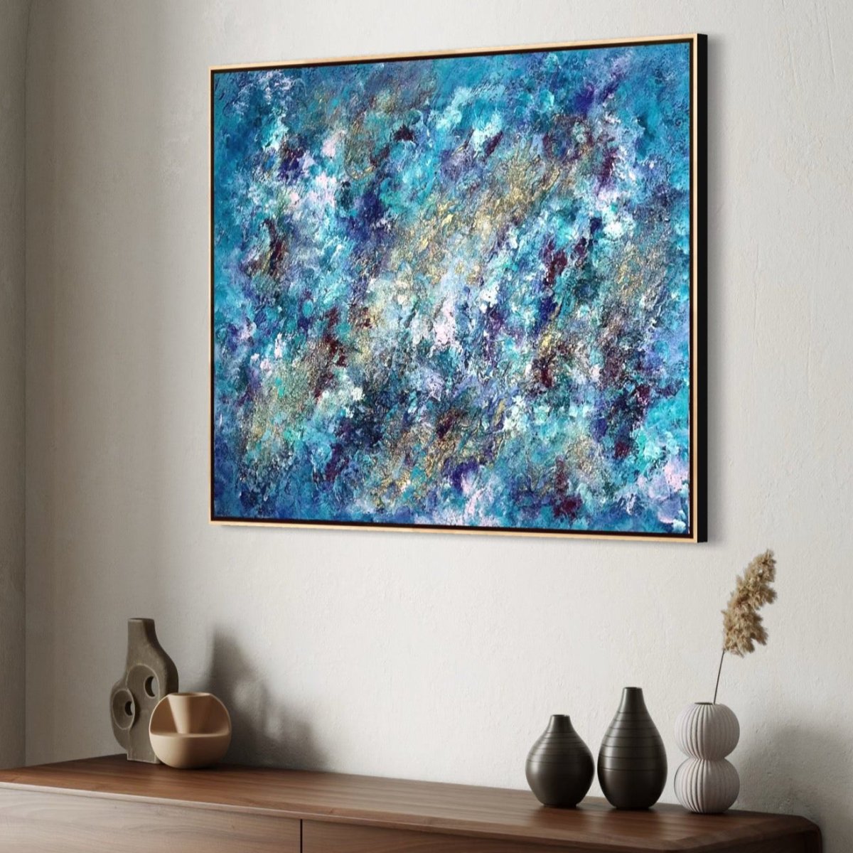 Exklusives Kunstwerk "Alchemy of the Soul" von Sabine Runge, abstrakte Malerei in Blautönen, Lila, Türkis und Gold, stilvoll präsentiert im Luxus-Interior