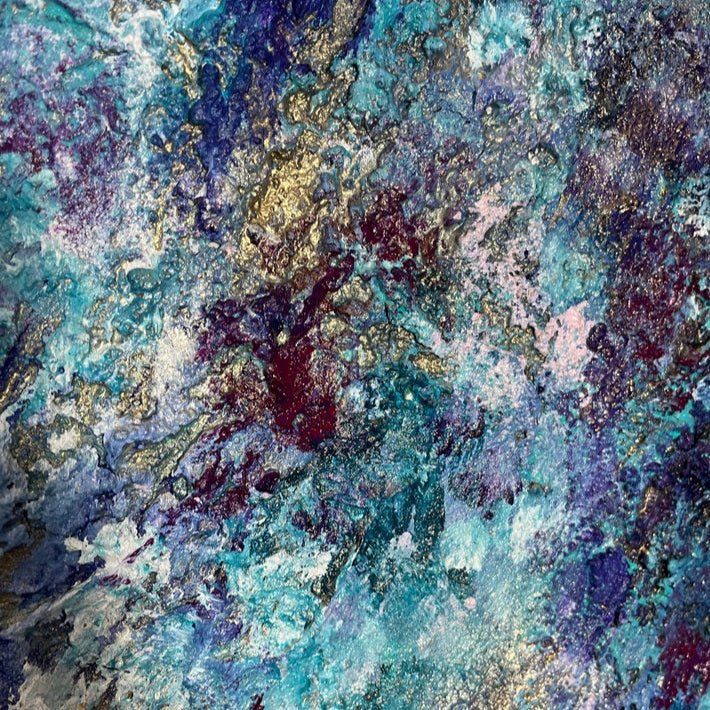 "Alchemy of the Soul", Nahaufnahme des abstrakten Gemäldes von Sabine Runge mit strahlenden Blautönen, Lila, Türkis und Gold, exklusive Struktur