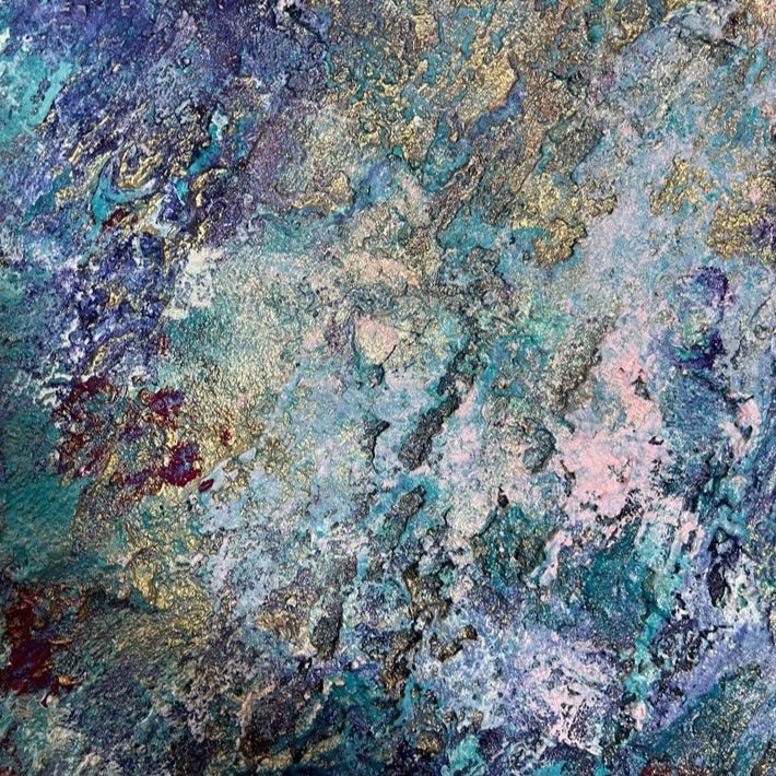 "Alchemy of the Soul", Detailansicht des abstrakten Kunstwerks von Sabine Runge mit Blau, Lila, Türkis und Gold, feine Struktur, moderne abstrakte Malerei