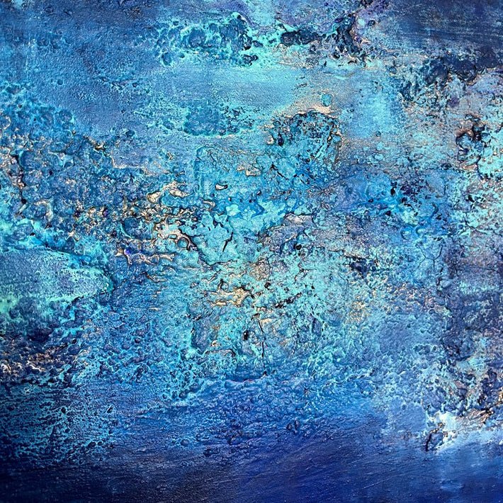 „Blue Hour, Detailansicht des abstrakten Kunstwerks von Sabine Runge in Blau mit Goldakzenten, strukturierte Oberfläche, moderne abstrakte Malerei“