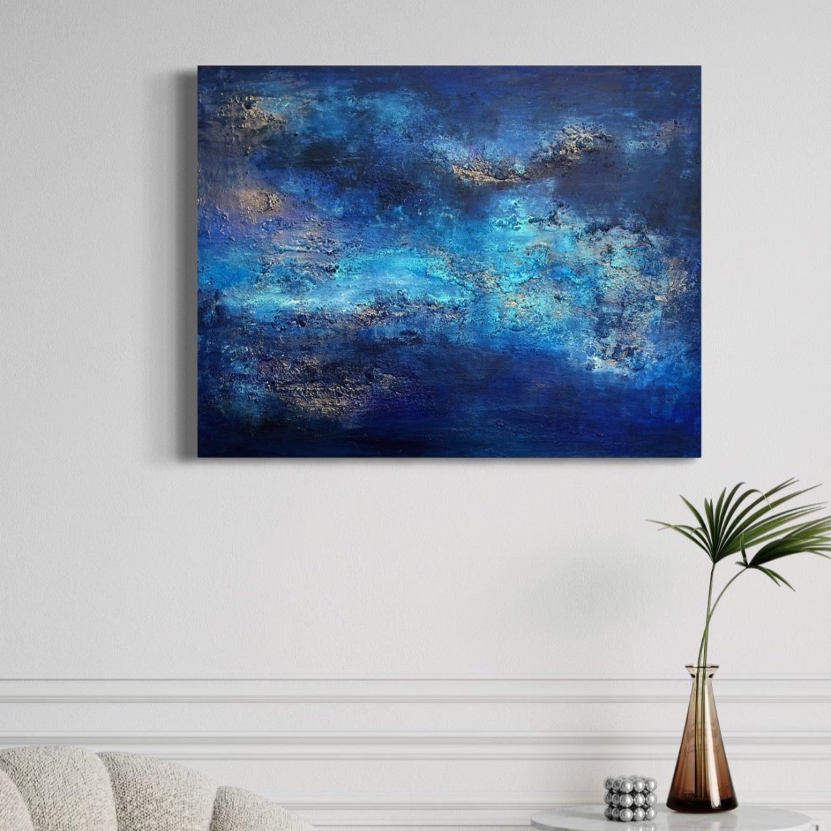„Blue Hour, abstraktes Kunstunikat von Sabine Runge in Blau mit Goldakzenten und strukturierter Oberfläche, moderne abstrakte Malerei stilvoll im luxuriösen Interior präsentiert“