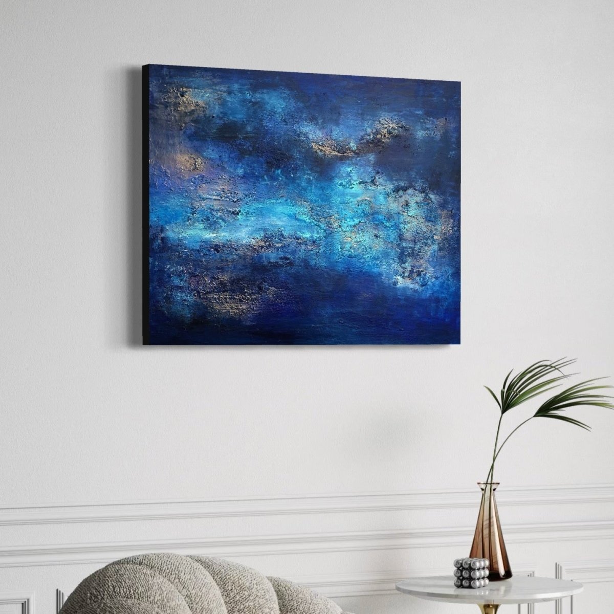 „Exklusives Kunstwerk Blue Hour von Sabine Runge, moderne abstrakte Malerei in Blau und Gold mit strukturierter Oberfläche, elegant im Interior inszeniert“