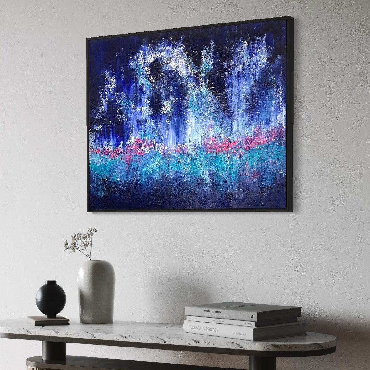 Exklusives Kunstwerk "Cepheus" von Sabine Runge, moderne abstrakte Malerei in dunklen Blautönen, Indigo, Neon-Pink und Weiß mit einzigartiger Textur, elegant im Interior präsentiert