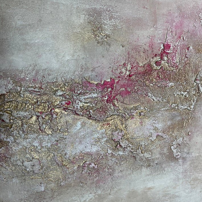 „Elysium, Detailansicht des abstrakten Kunstwerks von Sabine Runge in Sand mit Gold- und Pink-Akzenten, strukturierte Oberfläche, moderne abstrakte Malerei“