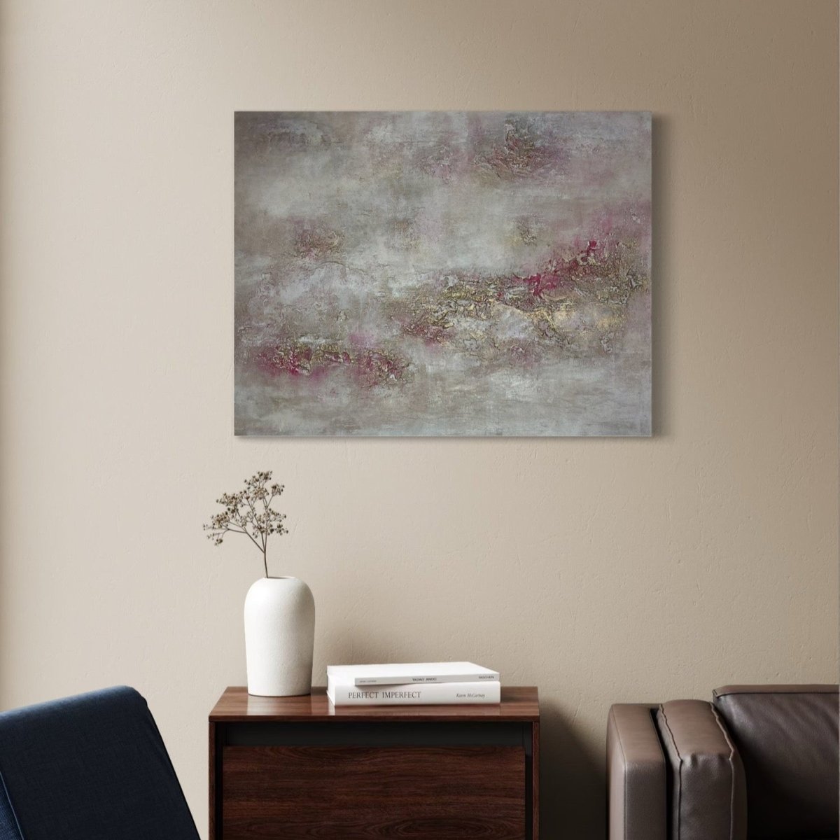 „Exklusives Kunstwerk Elysium von Sabine Runge, moderne abstrakte Malerei in Sand mit Gold- und Pink-Akzenten, strukturierte Oberfläche, elegant im Interior inszeniert“