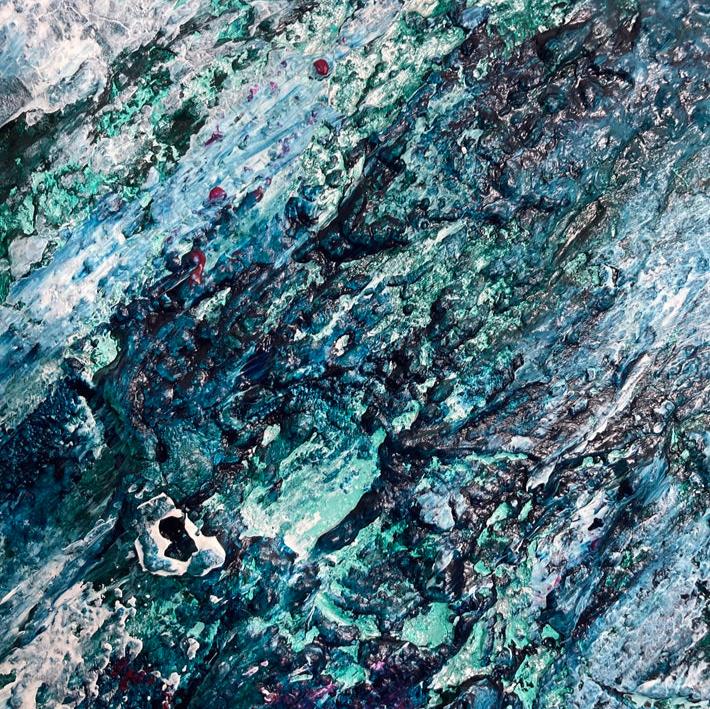 „Fjords Embrace", Detailansicht des abstrakten Kunstwerks von Sabine Runge in Weiß, Emerald-Grün, Pink mit Metallic-Akzenten, strukturierte Oberfläche, moderne abstrakte Malerei