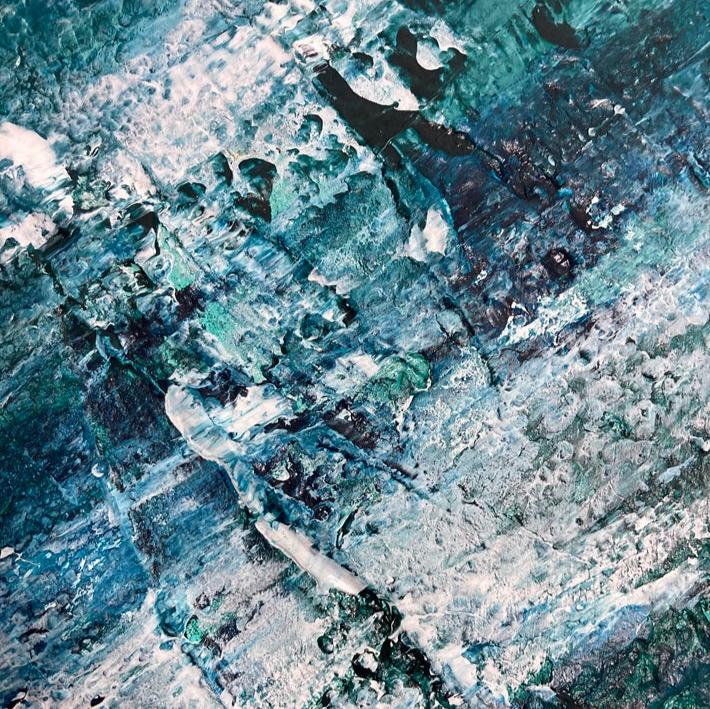 „Fjords Embrace", Nahaufnahme des abstrakten Kunstwerks von Sabine Runge, Weiß, Emerald-Grün, Pink mit Metallic-Akzenten, strukturierte Oberfläche, moderne abstrakte Malerei
