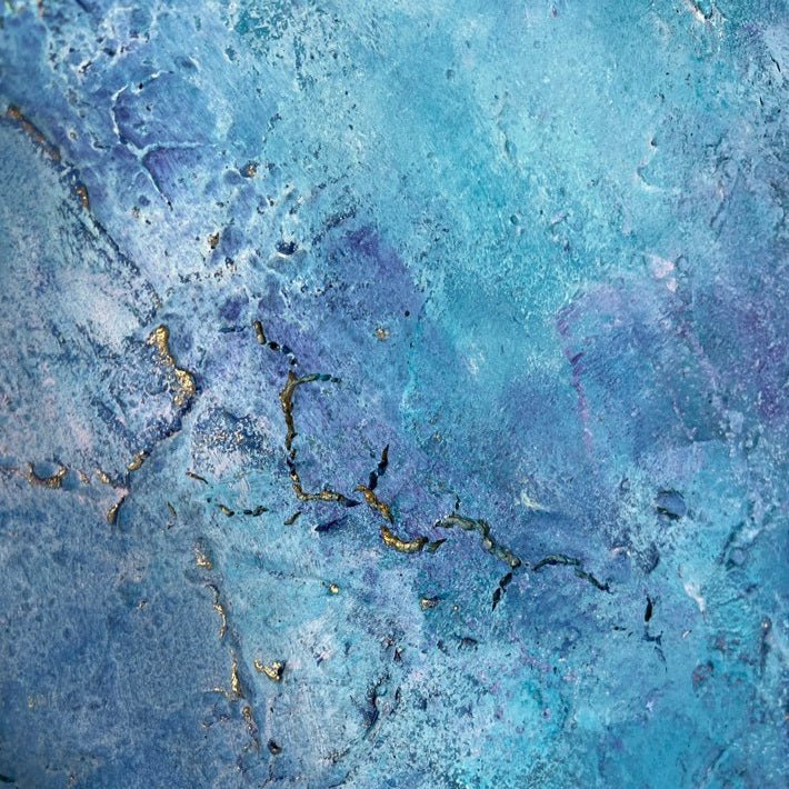 „Fleur de Ibiza", Nahaufnahme des abstrakten Gemäldes von Sabine Runge, Hellblau, Gold und Pastellrosa mit feiner Struktur, moderne abstrakte Malerei