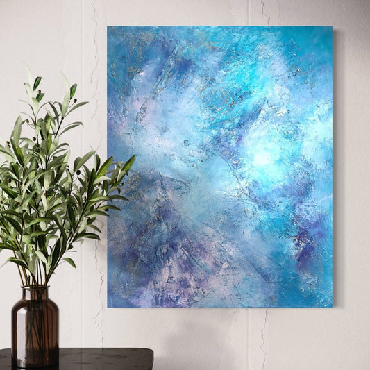 „Fleur de Ibiza", abstraktes Gemälde von Sabine Runge in Hellblau, Gold und Pastellrosa mit Struktur, moderne abstrakte Malerei stilvoll präsentiert im luxuriösen Interior