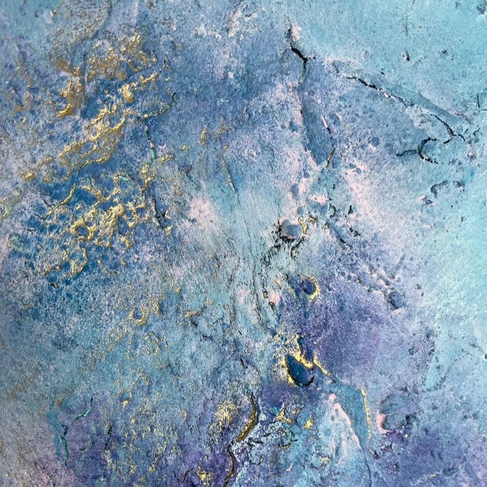 „Fleur de Ibiza", Detailansicht des abstrakten Kunstwerks von Sabine Runge in Hellblau, Gold und Pastellrosa, feine strukturierte Oberfläche, moderne abstrakte Malerei
