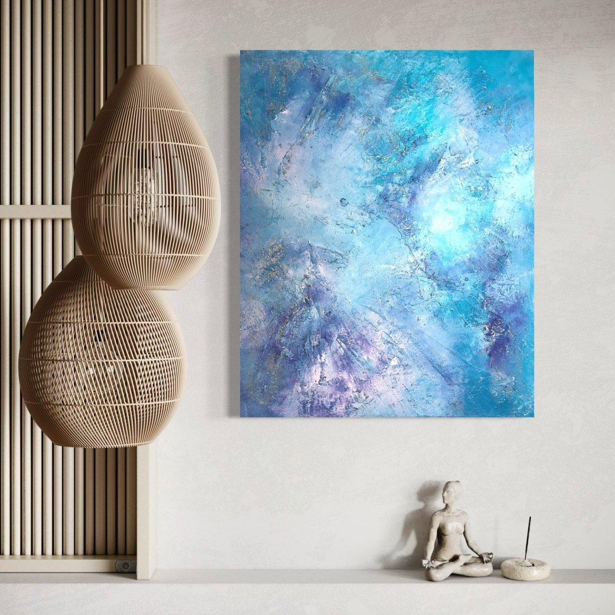 Exklusives Kunstwerk "Fleur de Ibiza" von Sabine Runge, moderne abstrakte Malerei in Hellblau, Gold und Pastellrosa, feine Struktur, elegant im Interior präsentiert