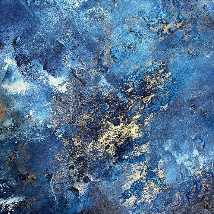 „Fontainebleau", Detailansicht des abstrakten Kunstwerks von Sabine Runge in Blau, Weiß und Gold mit feiner Struktur, moderne abstrakte Malerei