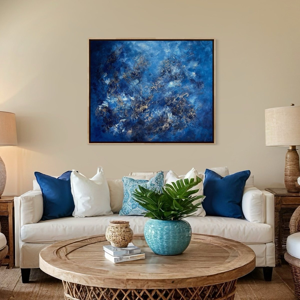 „Fontainebleau", abstraktes Kunstwerk von Sabine Runge in Blau, Weiß und Gold, strukturierte Oberfläche, moderne abstrakte Malerei im stilvollen Luxus-Interior