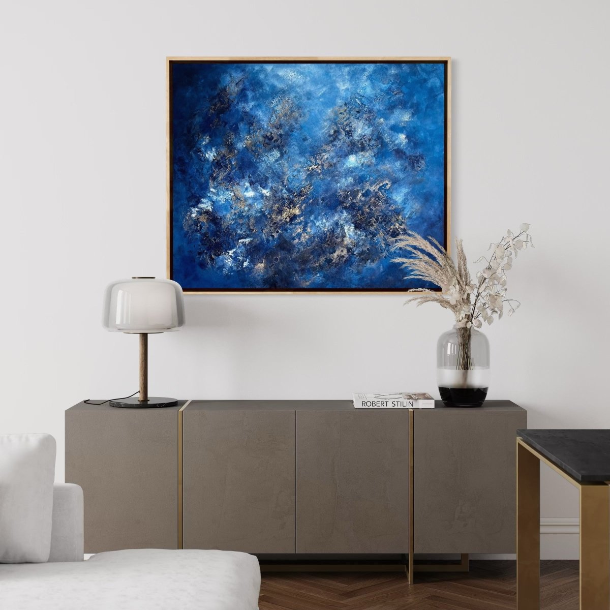"Fontainebleau", abstraktes Kunstwerk von Sabine Runge in Blau, Weiß und Gold mit strukturierter Oberfläche, moderne abstrakte Malerei stilvoll präsentiert im eleganten Interior