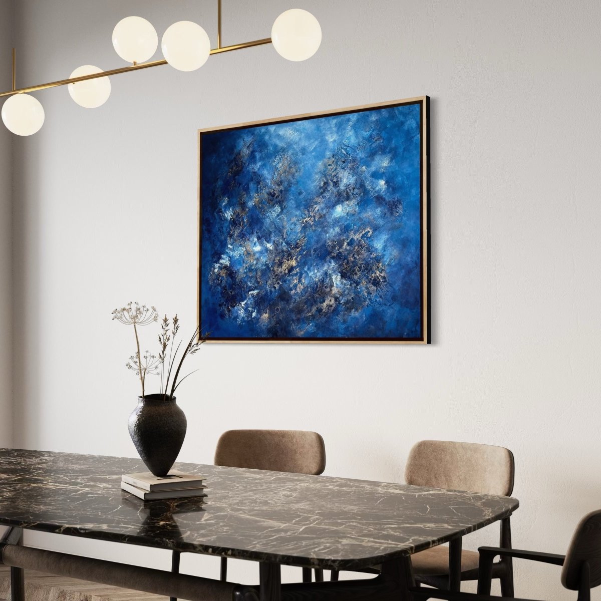 „Fontainebleau", abstraktes gemälde von Sabine Runge in Blau, Weiß und Gold mit strukturierter Oberfläche, moderne abstrakte Malerei stilvoll präsentiert im luxuriösen Interior