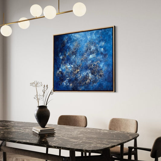 „Fontainebleau", abstraktes gemälde von Sabine Runge in Blau, Weiß und Gold mit strukturierter Oberfläche, moderne abstrakte Malerei stilvoll präsentiert im luxuriösen Interior