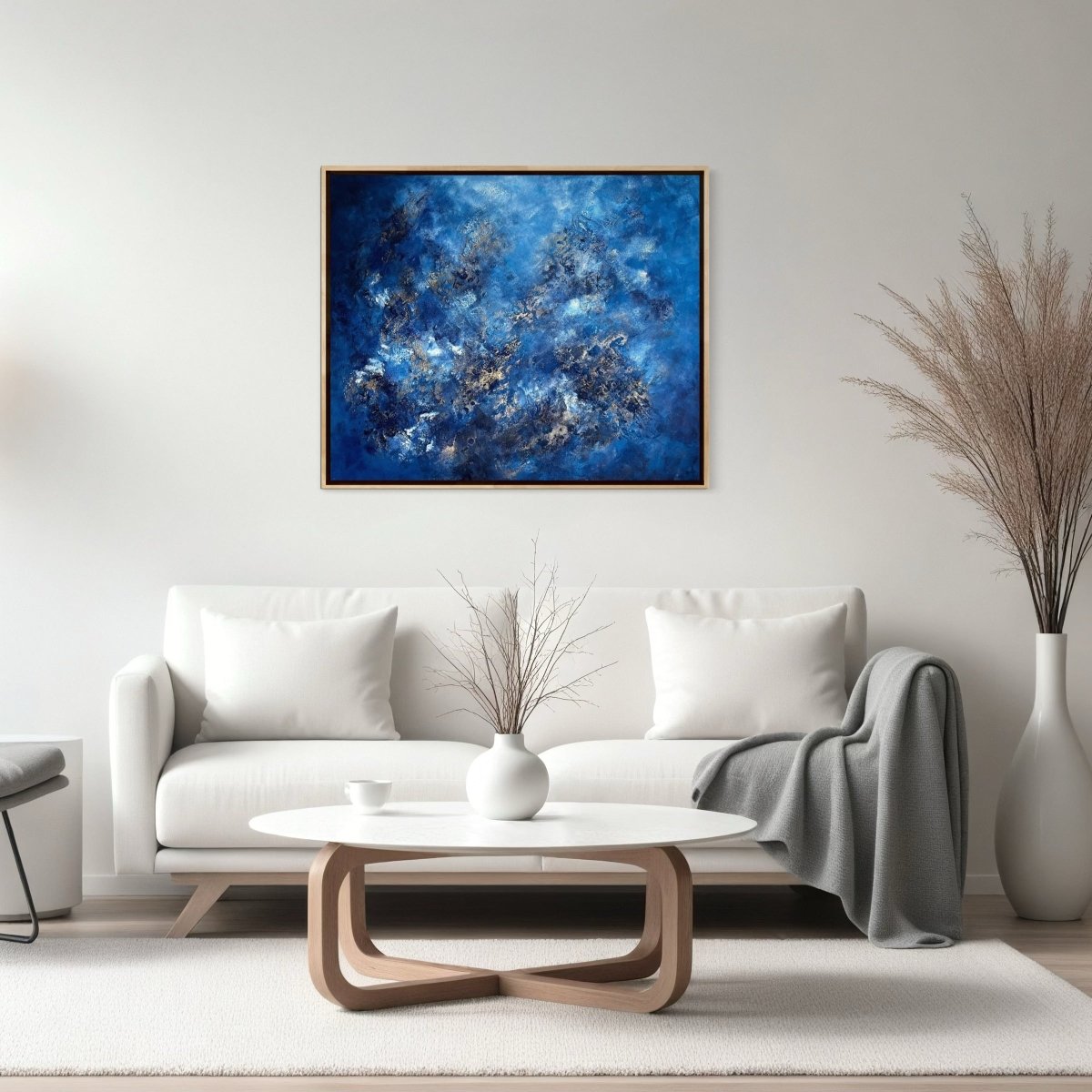 Exklusives Kunstwerk "Fontainebleau" von Sabine Runge, moderne abstrakte Malerei in Blau, Weiß und Gold mit feiner Struktur, elegant im Interior präsentiert