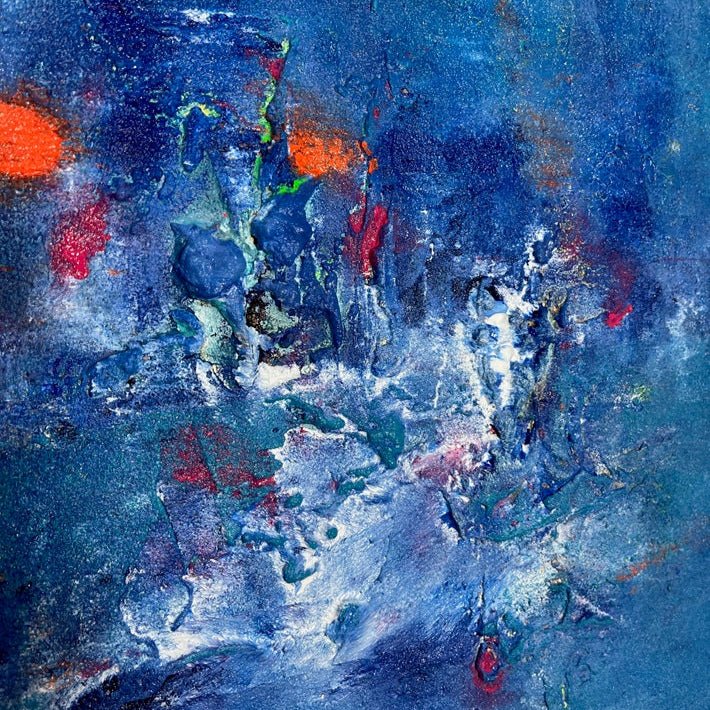 „La Mer", Nahaufnahme des abstrakten Kunstwerks von Sabine Runge, Dunkelblau mit kräftigen bunten Akzenten und strukturierter Oberfläche, moderne abstrakte Malerei