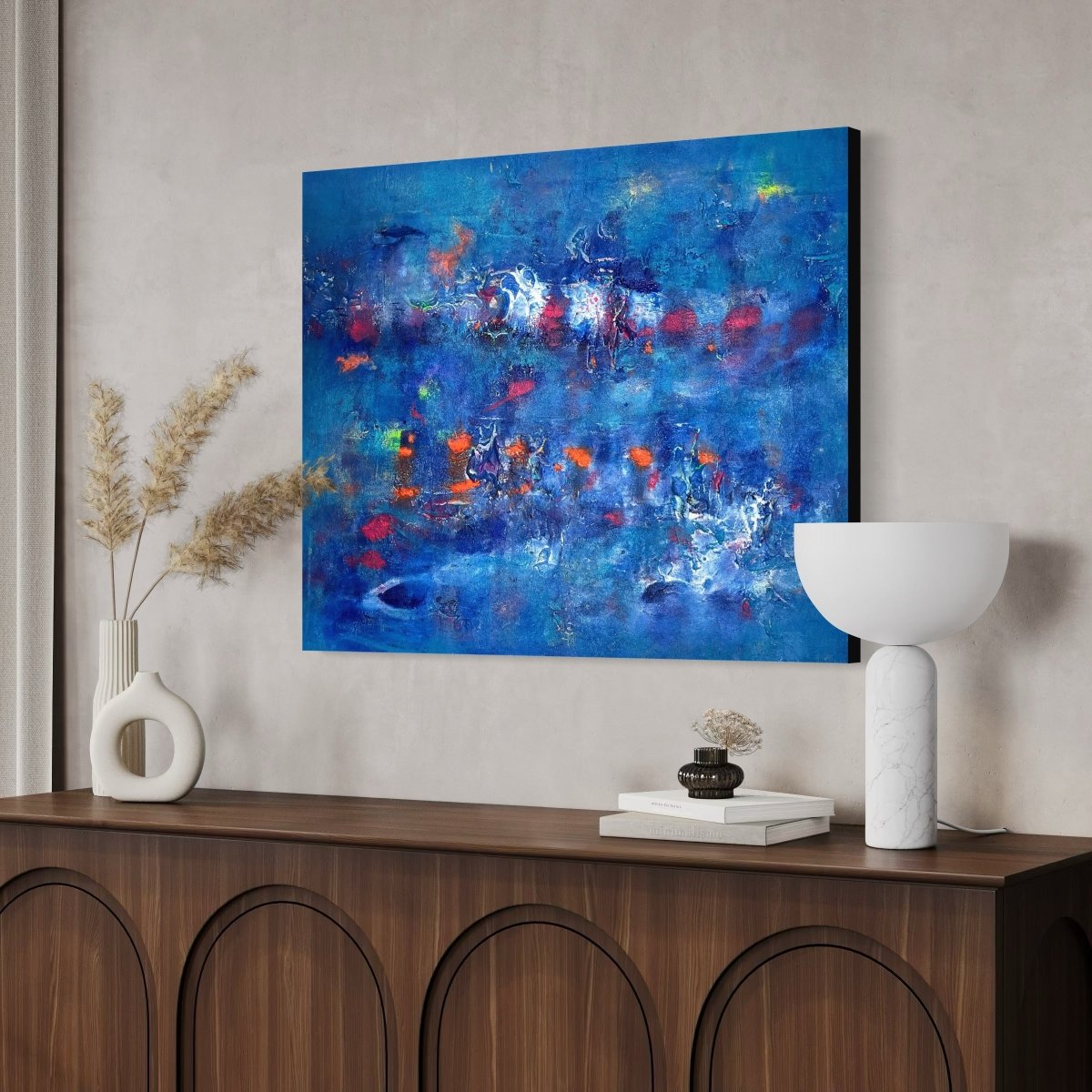 Exklusives Kunstwerk "La Mer" von Sabine Runge, abstrakte Malerei in Dunkelblau mit bunten Akzenten und feiner Struktur, elegant im Interior präsentiert