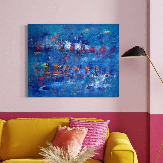 „La Mer", abstraktes Gemälde von Sabine Runge in Dunkelblau mit bunten Akzenten und Struktur, moderne abstrakte Malerei stilvoll präsentiert im luxuriösen Interior