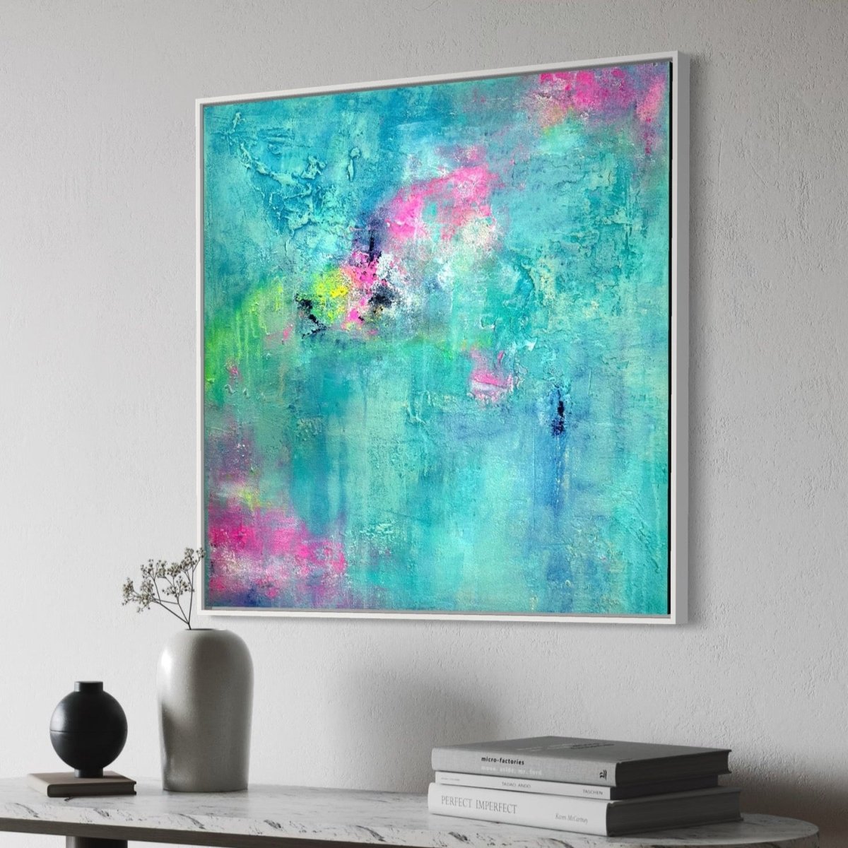 „Lost in Paradise", abstraktes Gemälde von Sabine Runge in Türkisgrün und Pink mit Struktur, moderne abstrakte Malerei stilvoll präsentiert im luxuriösen Interior