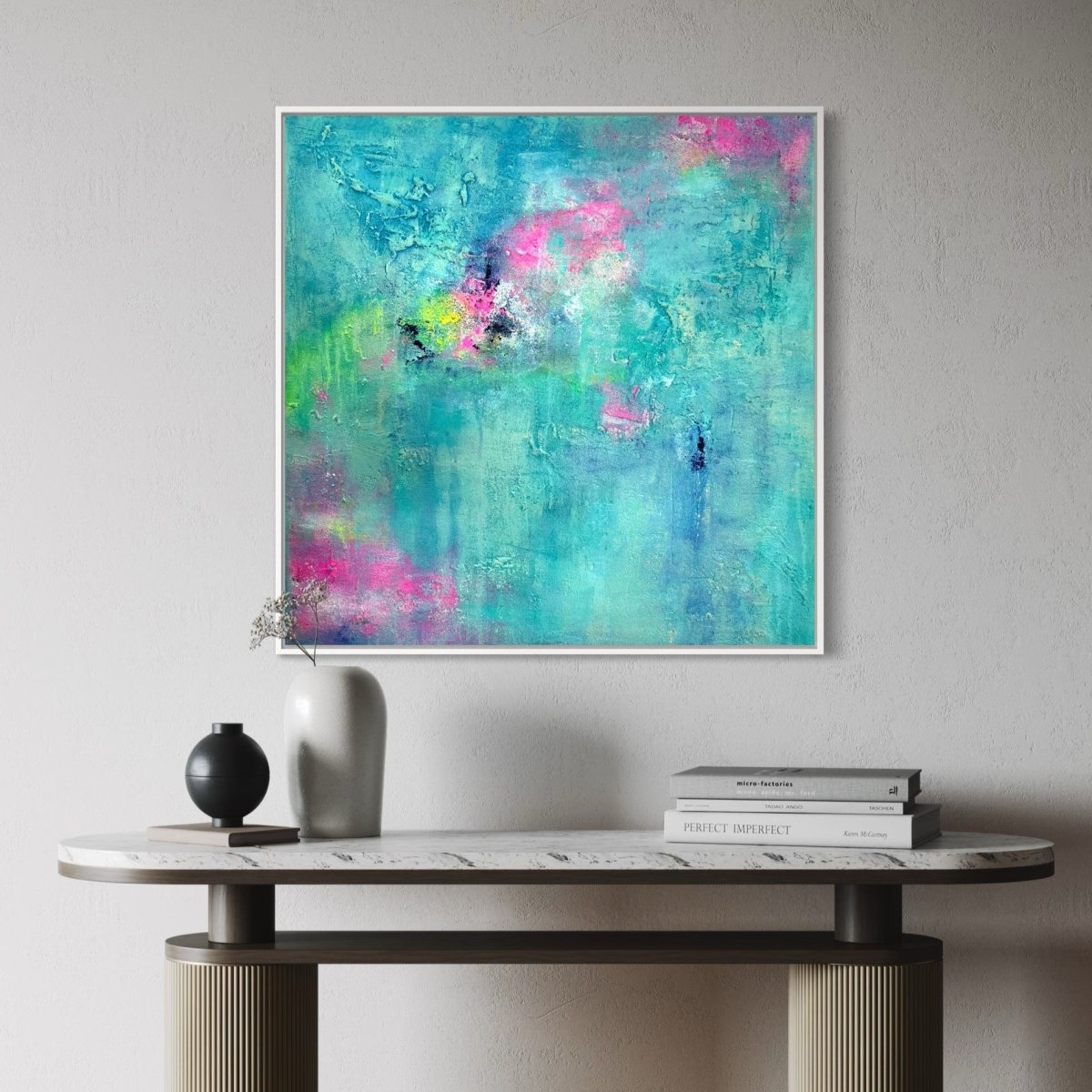 Exklusives Kunstwerk "Lost in Paradise" von Sabine Runge, moderne abstrakte Malerei in Türkisgrün und Pink mit feiner Struktur, elegant im Interior präsentiert