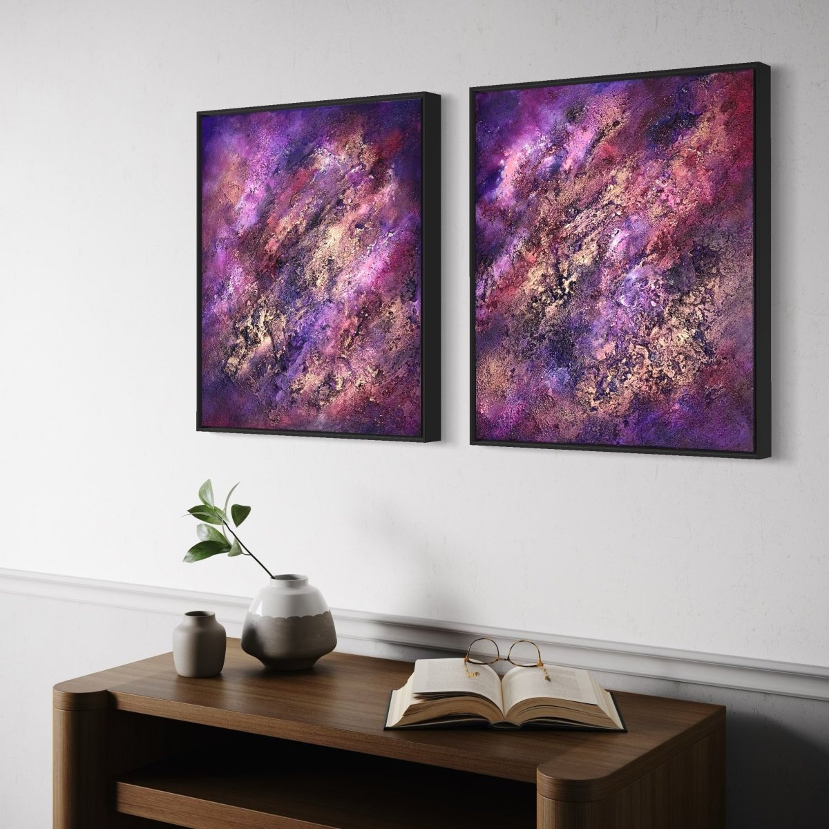 Exklusives Diptychon "Marrakech" von Sabine Runge, moderne abstrakte Malerei in Lila, Rosa und Kupfer, feine strukturierte Oberfläche, elegant im Interior präsentiert