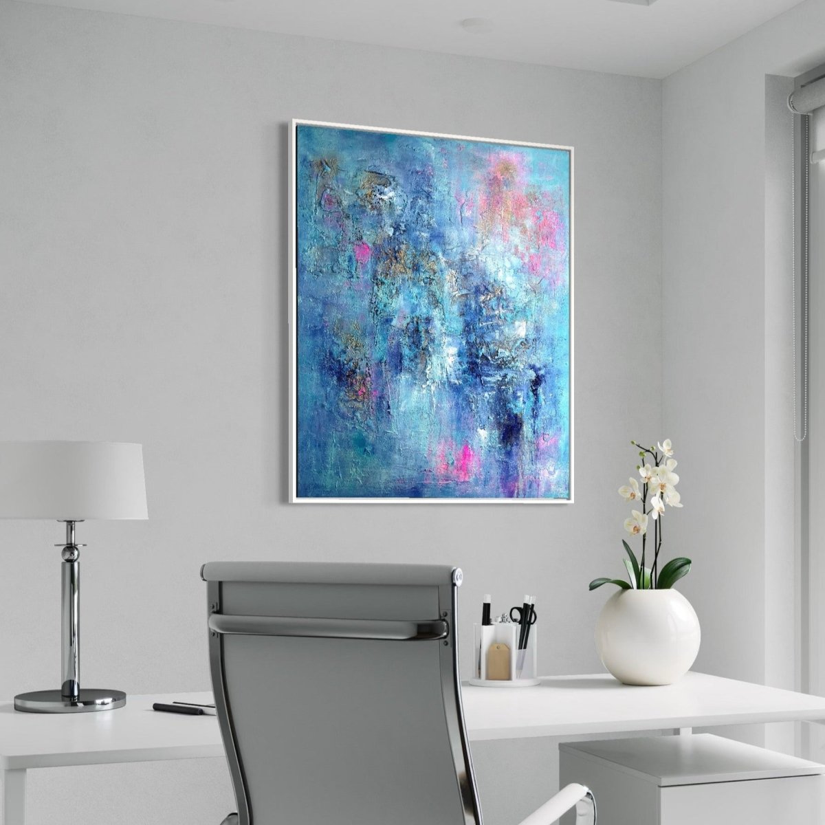 „Ocean Vibes, abstraktes Kunstunikat von Sabine Runge in Blautönen mit Gold- und Pink-Akzenten und strukturierter Oberfläche, moderne abstrakte Malerei stilvoll im luxuriösen Interior präsentiert“