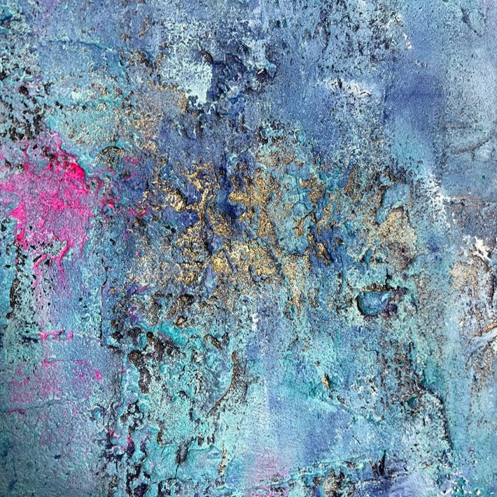 „Ocean Vibes, Detailansicht des abstrakten Kunstwerks von Sabine Runge in Blautönen mit goldenen und pinken Akzenten, strukturierte Oberfläche, moderne abstrakte Malerei“