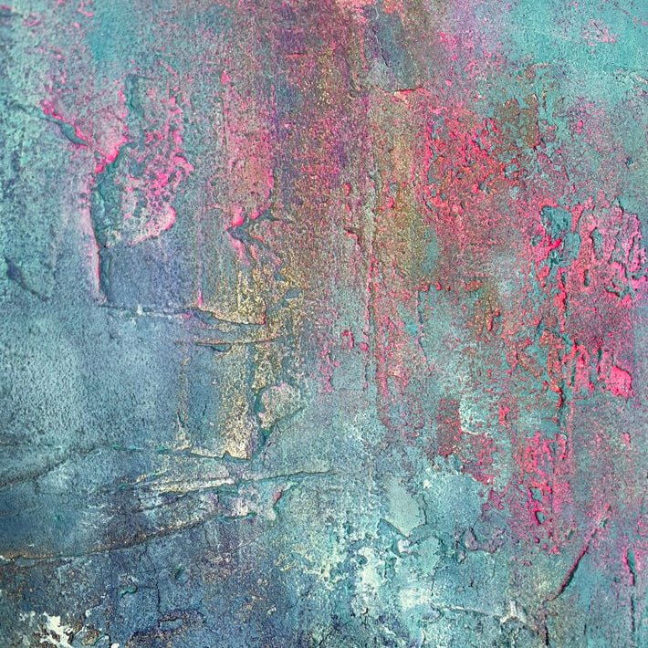„Ocean Vibes, Nahaufnahme des Kunstunikats von Sabine Runge in Blau mit Gold und Pink, feine Struktur und leuchtende Akzente, exklusive abstrakte Malerei“