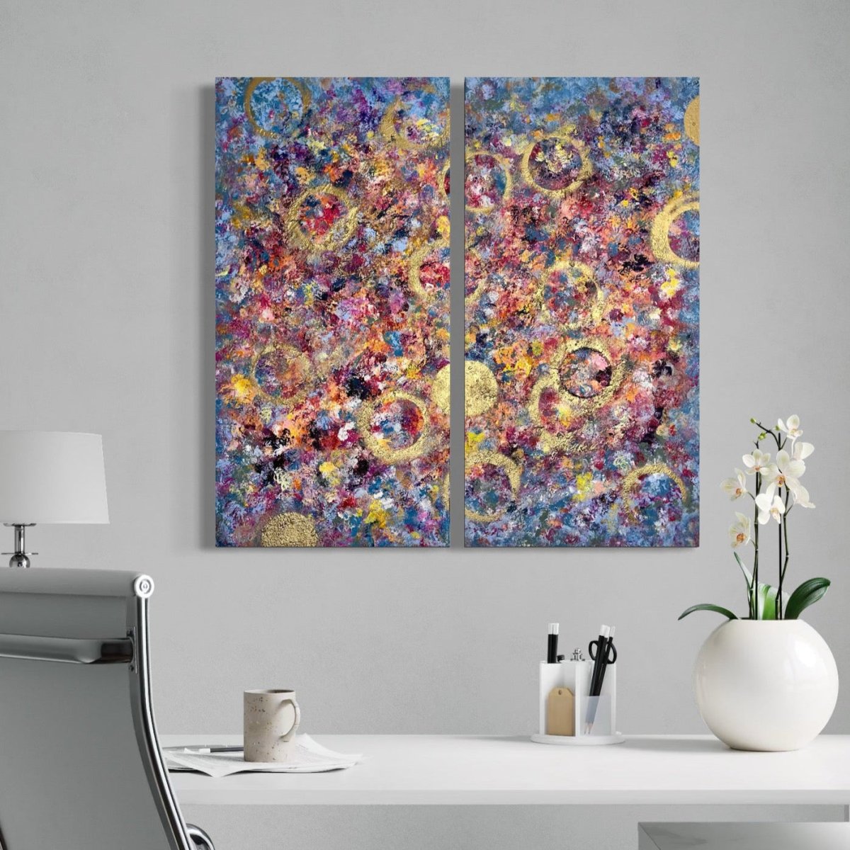 „Out of the Bubble", abstraktes Kunstwerk Diptychon von Sabine Runge, bunt, farbenfroh mit Struktur, moderne abstrakte Malerei stilvoll präsentiert im luxuriösen Interior