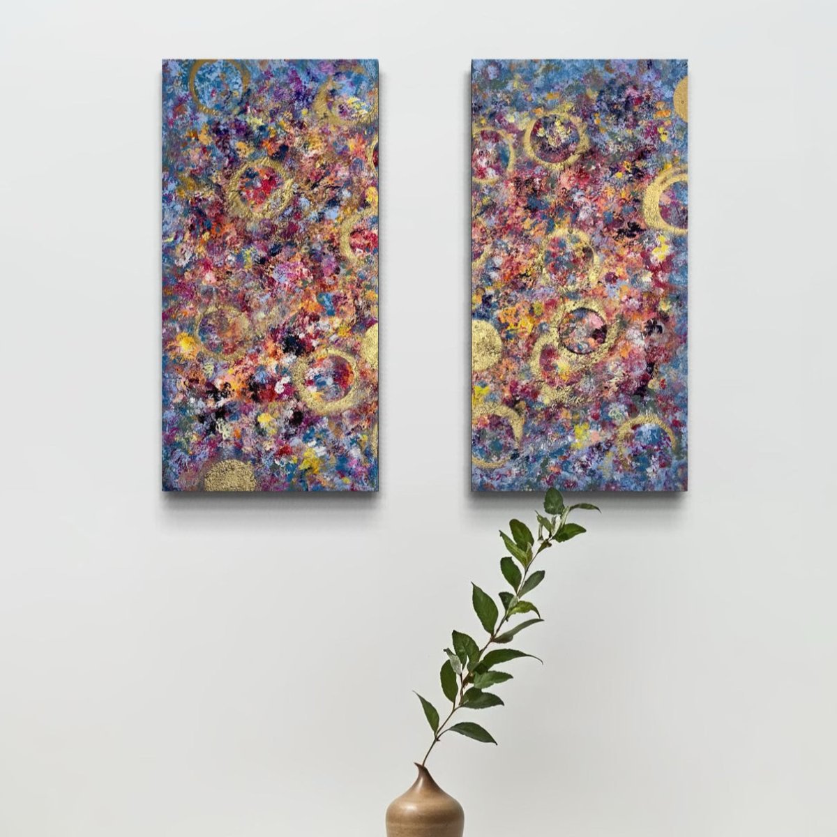 Exklusives Diptychon "Out of the Bubble" von Sabine Runge, farbenfroh, bunt, moderne abstrakte Malerei mit strukturierter Oberfläche, elegant im Interior präsentiert