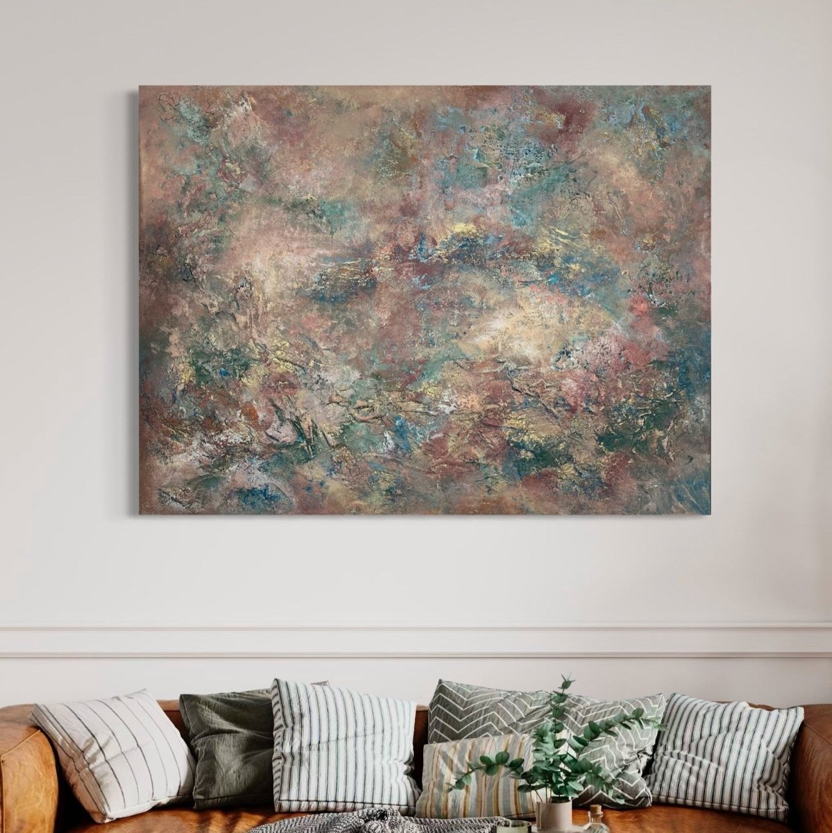 „Sintra", mediterranes abstraktes Kunstunikat von Sabine Runge in sanften erdigen Farbtönen mit Gold und Struktur, moderne abstrakte Malerei im luxuriösen Interior