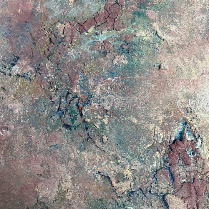 „Sintra", Nahaufnahme des abstrakten Kunstwerks von Sabine Runge, mediterranes Gemälde mit sanften erdigen Farbtönen, Gold und feiner Struktur, moderne abstrakte Malerei