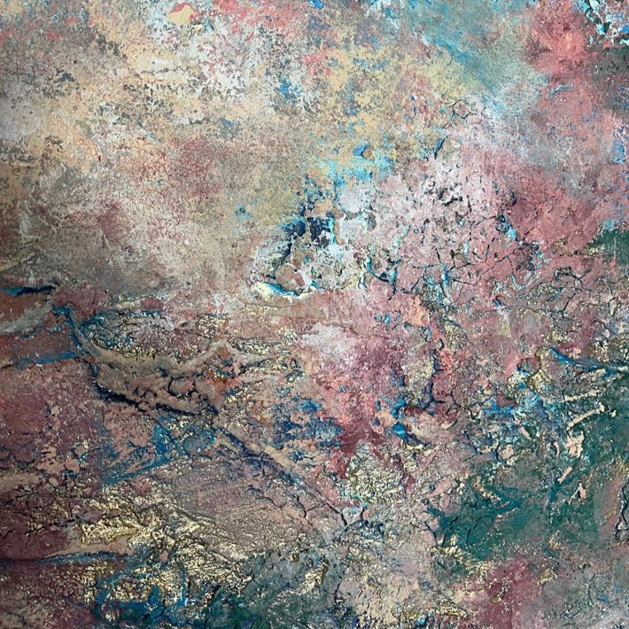 „Sintra", Detailansicht des mediterranen abstrakten Kunstwerks von Sabine Runge in sanften erdigen Farbtönen mit Gold und strukturierter Oberfläche, moderne abstrakte Malerei