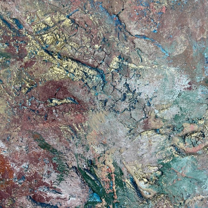 „Sintra", Nahaufnahme des mediterranen abstrakten Kunstunikats von Sabine Runge, sanfte erdige Farbtöne mit Gold und feiner Struktur, moderne abstrakte Malerei