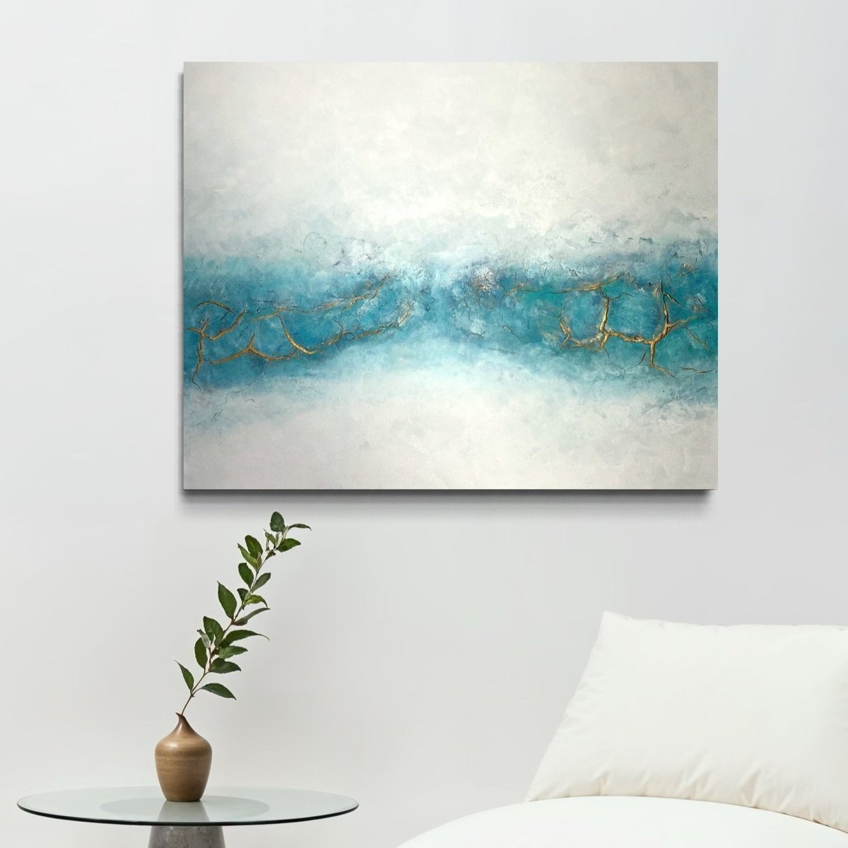 Exklusives Kunstwerk "Unlimited Horizon" von Sabine Runge, abstrakte Malerei in Weiß, Türkisblau und Gold mit strukturierter Oberfläche, elegant im Interior präsentiert