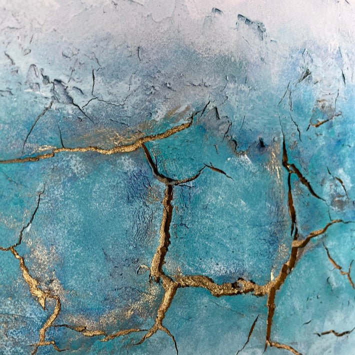 „Unlimited Horizon", Detailansicht des abstrakten Kunstwerks von Sabine Runge in Weiß, Türkisblau und Gold mit aufgebrochener Struktur, moderne abstrakte Malerei