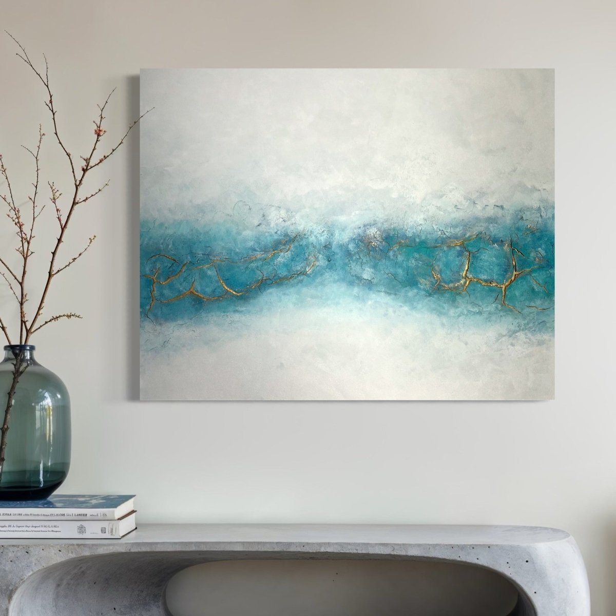 „Unlimited Horizon", abstraktes Gemälde von Sabine Runge in Weiß, Türkisblau und Gold mit aufgebrochener Struktur, moderne abstrakte Malerei im luxuriösen Interior