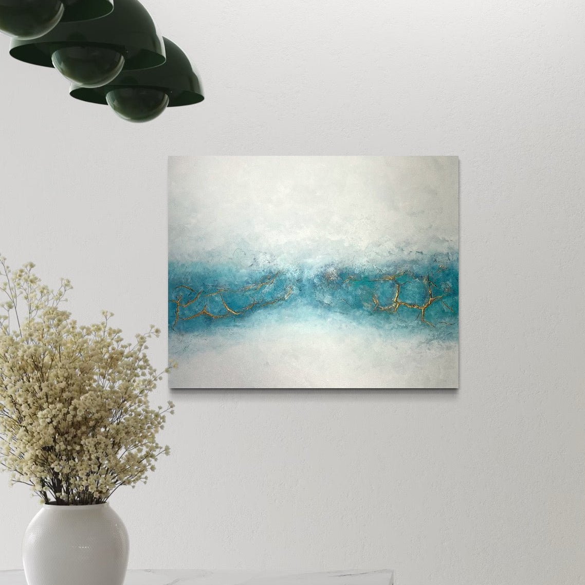 „Unlimited Horizon", abstraktes Gemälde von Sabine Runge in Weiß, Türkisblau und Gold, aufgebrochene Struktur, moderne abstrakte Malerei im stilvollen Luxus-Interior