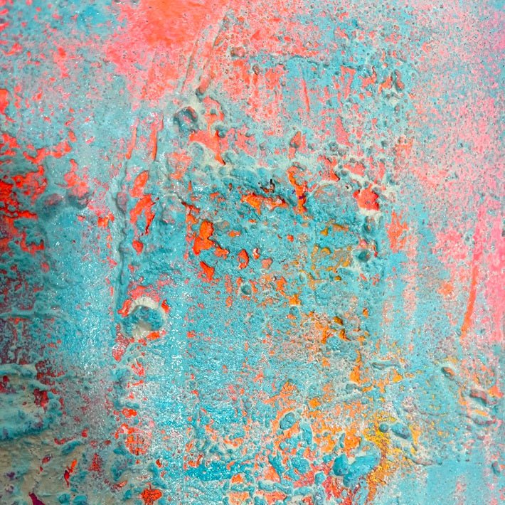 „Urban Spirit", Nahaufnahme des abstrakten Kunstunikats von Sabine Runge in leuchtenden Neonfarben mit Struktur, moderne abstrakte Malerei