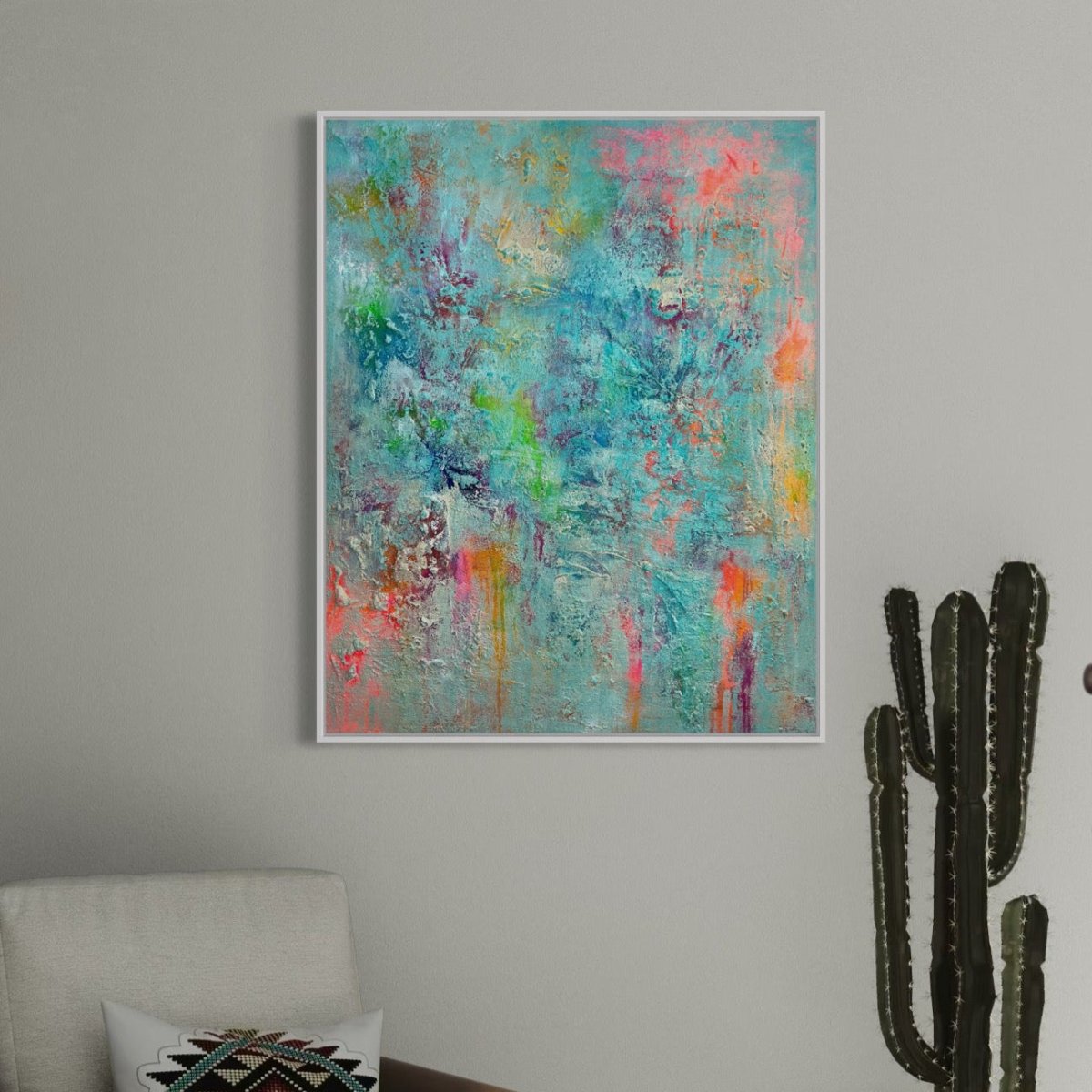 „Urban Spirit", abstraktes Gemälde von Sabine Runge in Neonfarben, moderne abstrakte Malerei stilvoll präsentiert im luxuriösen Interior, weiß gerahmt in Schattenfuge